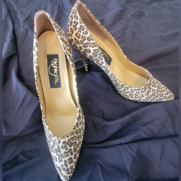 Highlights cheetah high heel shoes. Sz 7 pointed toe stiletto. - Picture 2 of 3